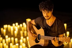 Patrik Roncolato suona la chitarra acustica