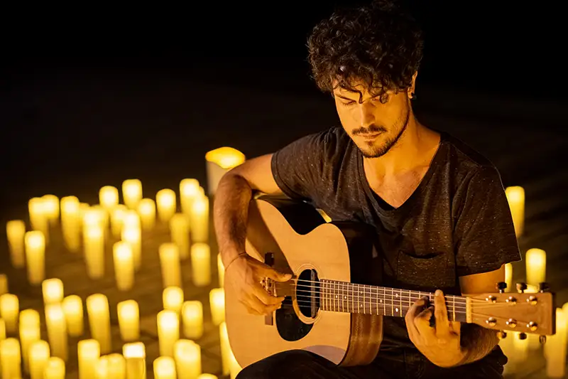 Patrik Roncolato suona la chitarra acustica